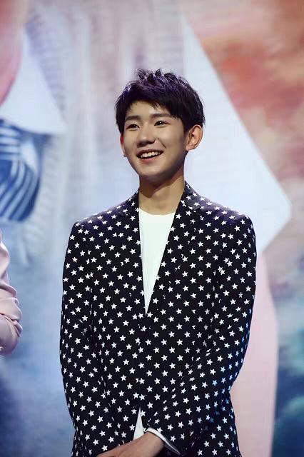 王源加盟《王牌对王牌2》 首期节目就套路成龙