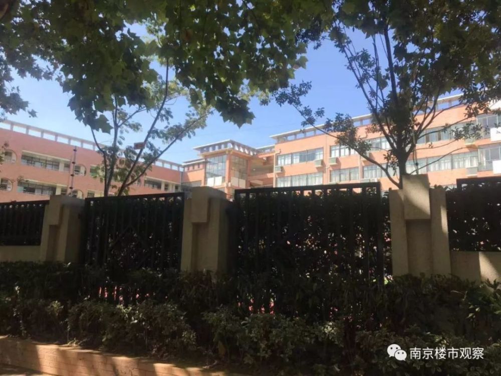 银城小学南校区就在小区对面,上学还是比较方便的