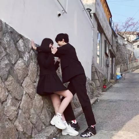 抖音超火微信情侣头像一对两张高清真人 冷酷帅气情头