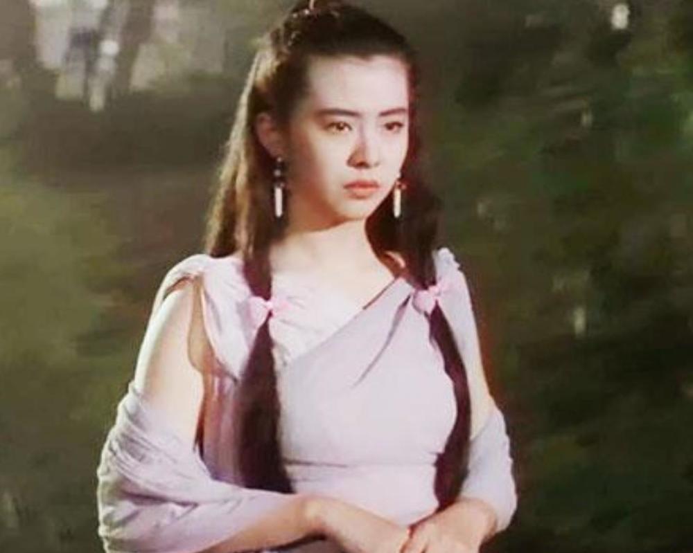 王祖贤多年前古装照流出,身后路过的小透明,如今红透