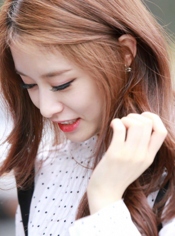 tara朴智妍生活照彰显简约优雅气质