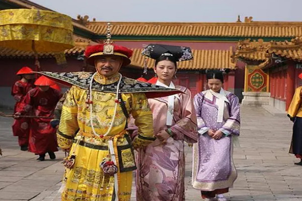 甄嬛传:谁注意了?皇上第一次在众嫔妃面前翻牌子时华妃的表情