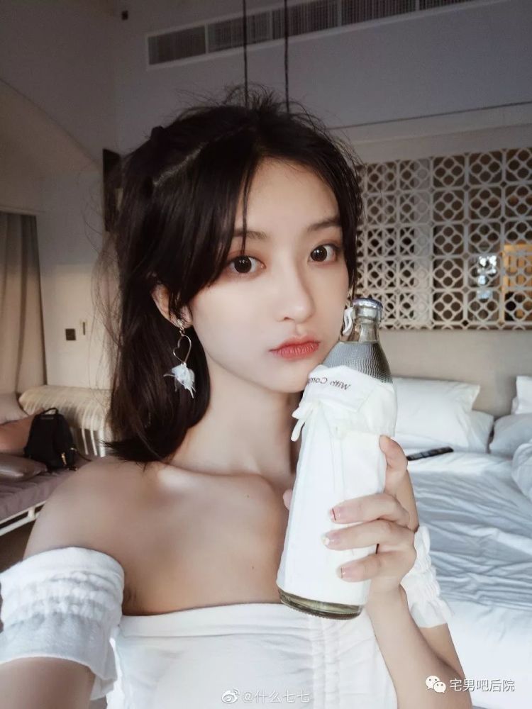 微博网红@什么七七,最新写真图集(32p)