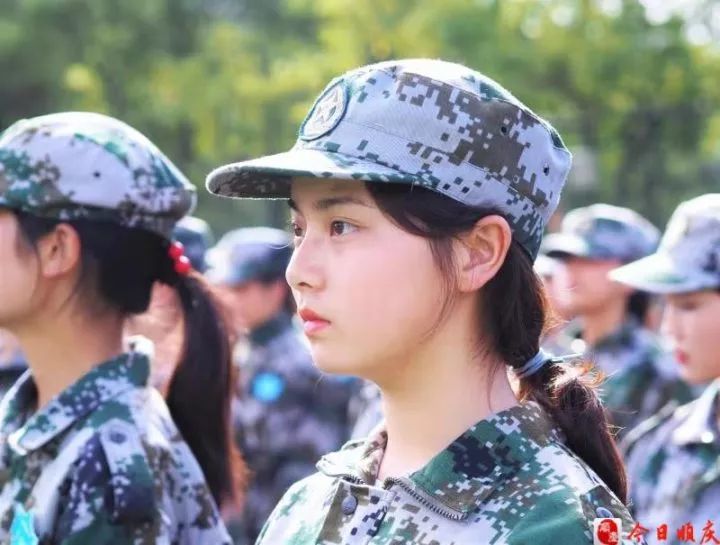 南充:高颜值,军训场上,这所大学美女如云!