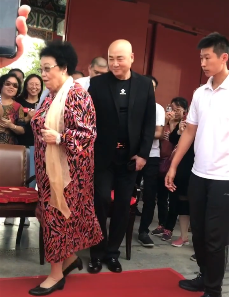 67岁迟重瑞合影,主动让c位给78岁妻子陈丽华,网友:像跟班