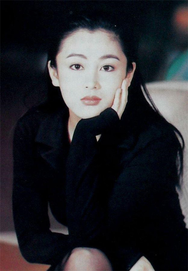 也是有一位女明星已经到了五十岁的年龄段了,这个女明星就是陈红了