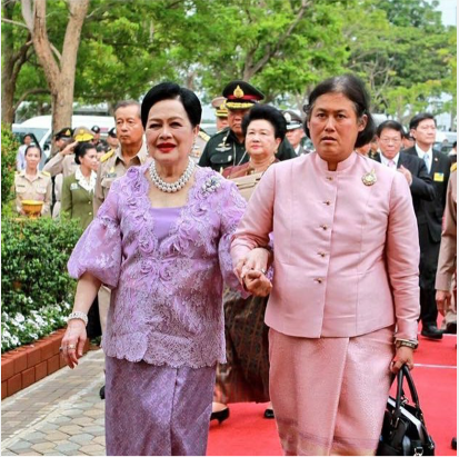 诗琳通公主不爱戴王冠册封女王储仪式她的九宝石胸针太美了