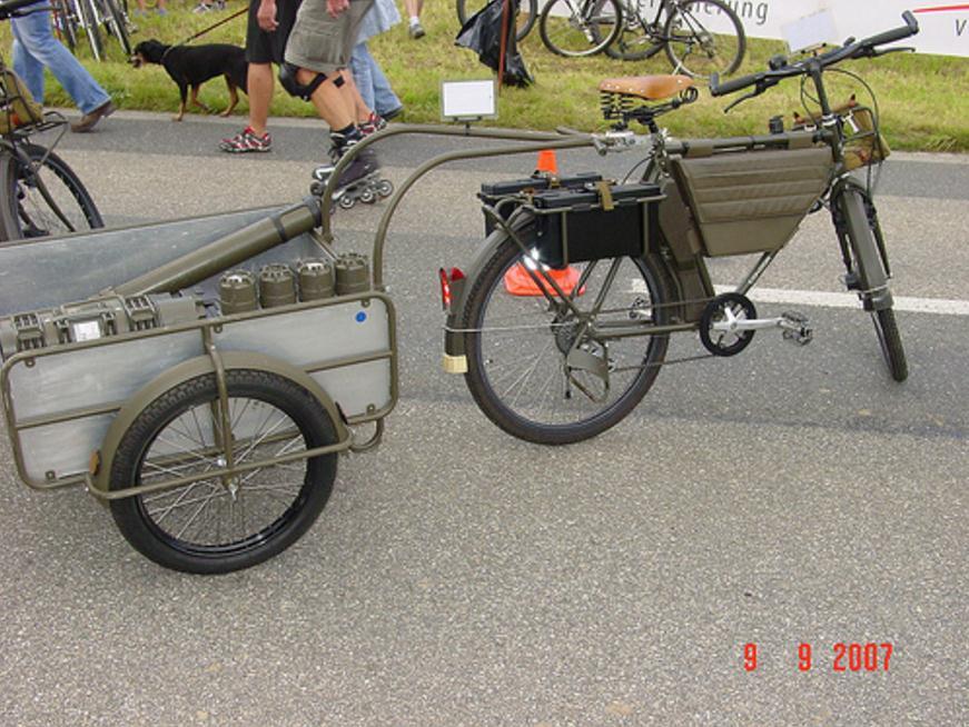 瑞士军用自行车,前装炸药包后挂火箭筒,24年车龄依旧