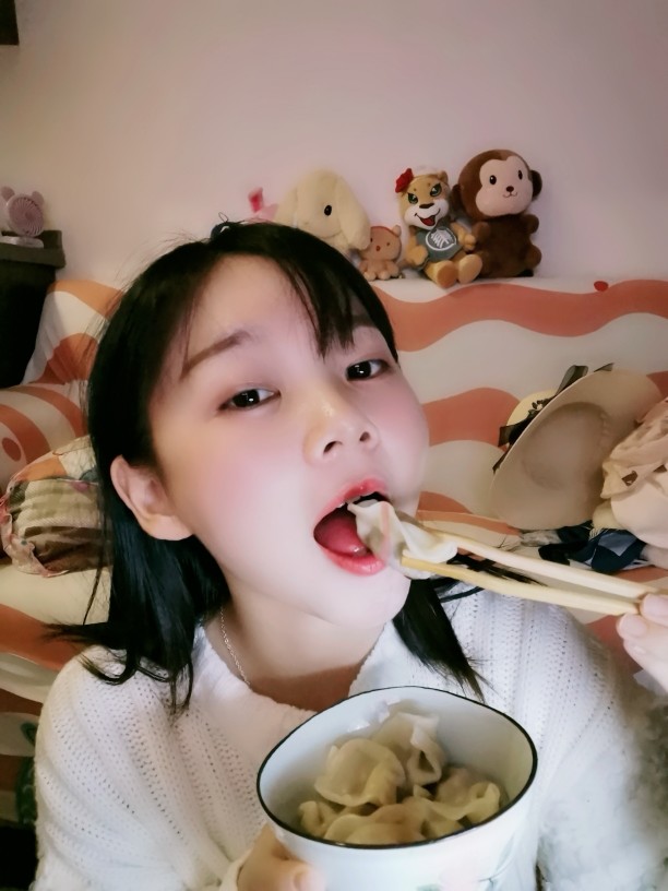 超爱吃饺子的女生,一口气可以吃24个,20秒吞一个