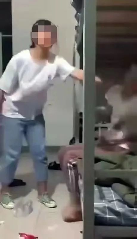 保定发生学生欺凌事件!在宿舍内被扇耳光辱骂!
