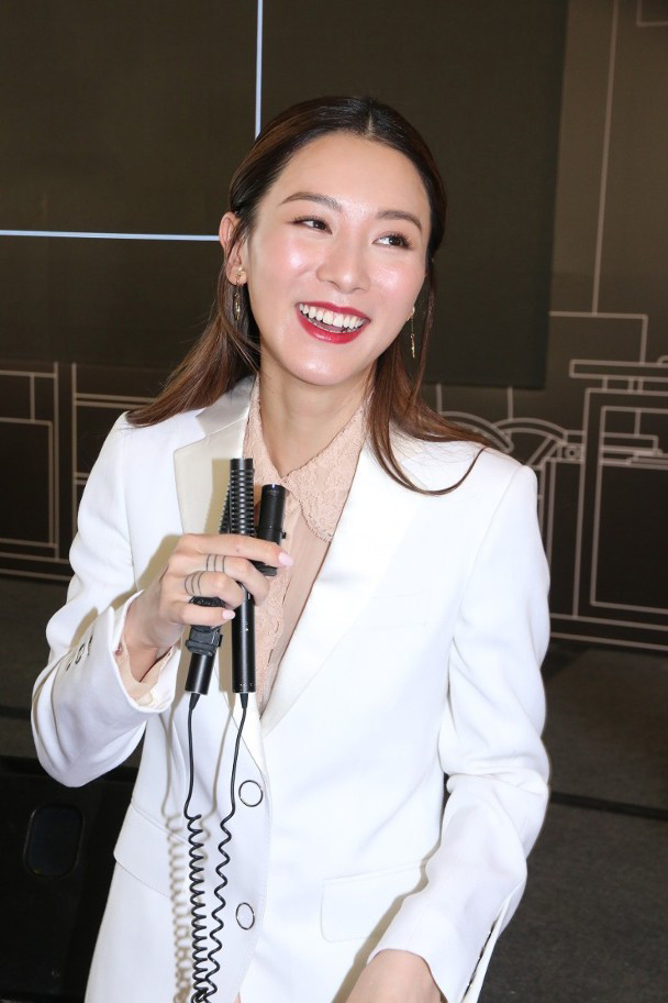 曾国祥妻子婚后首次露脸,衣着保守巧遮