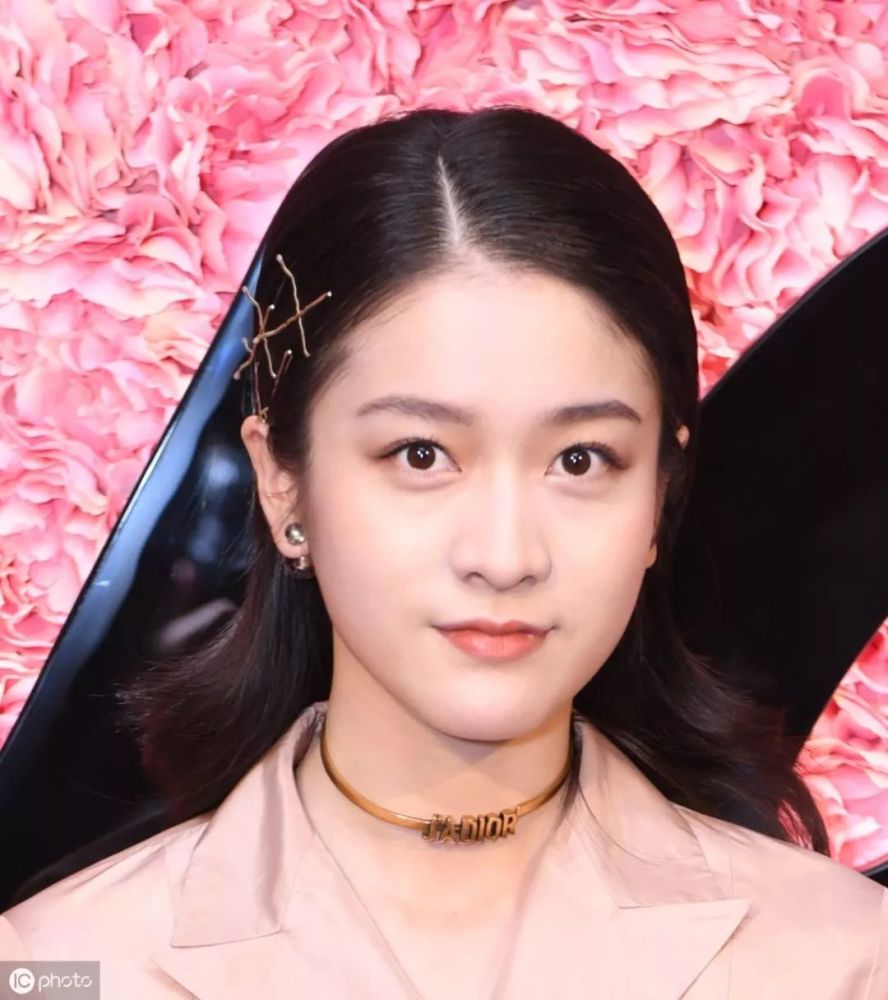 20岁出头的女明星太"高调"?接替了赵丽颖,与杨颖平起平坐?