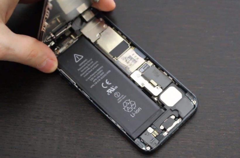 苹果也始终没有把大容量电池用在新产品上,就比如最新的iphone 11 pro