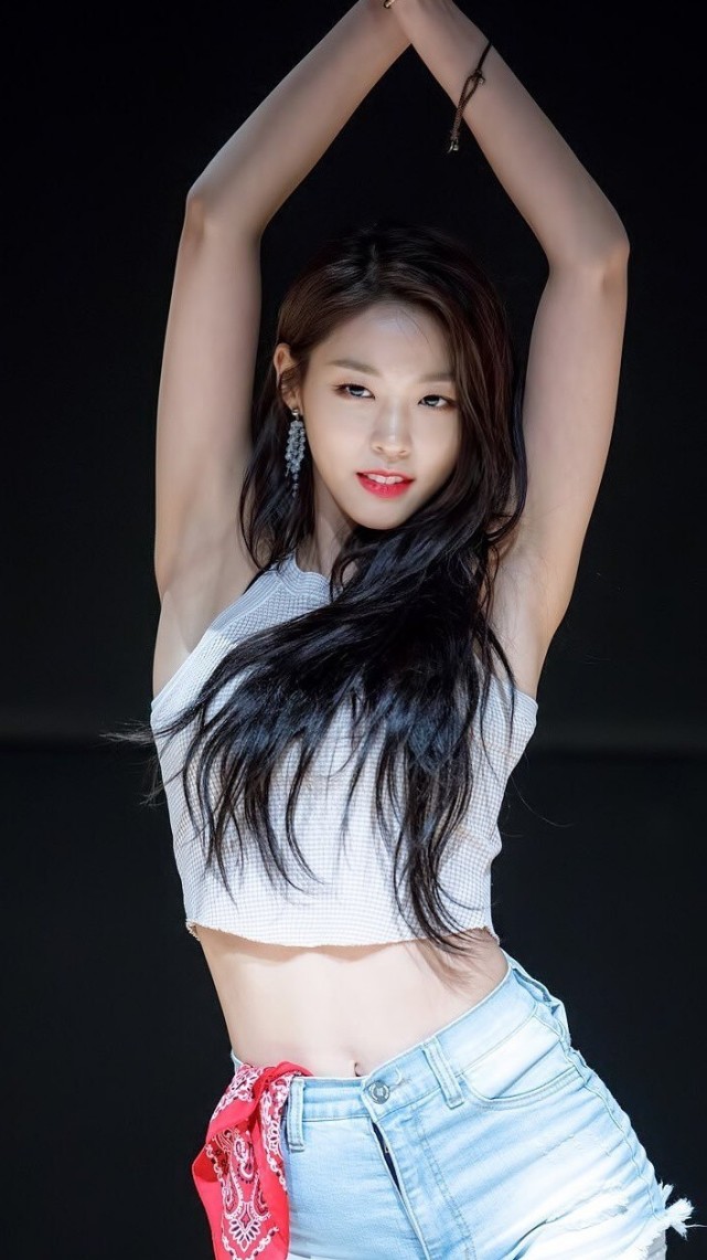 金雪炫精美壁纸:穿热裤大秀小蛮腰,笑容甜美迷人