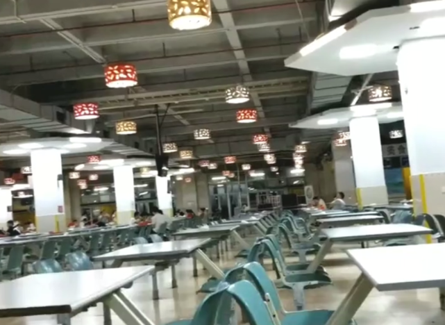 见识下深圳富士康食堂,7块钱能吃到这样的早餐,你满不
