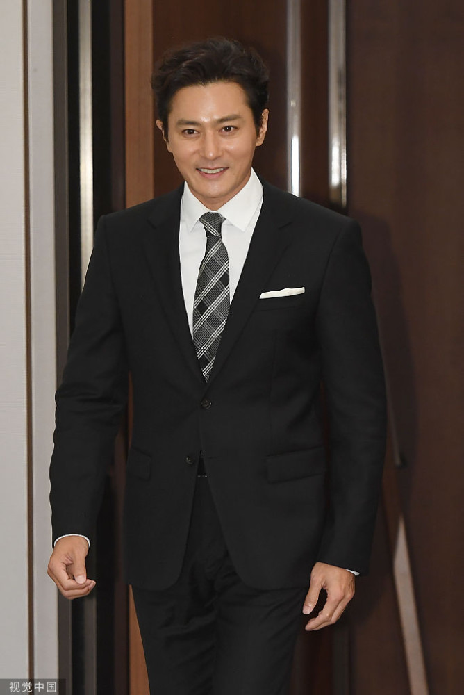 张东健西装笔挺雅痞帅气笑容亲和尽显型男魅力