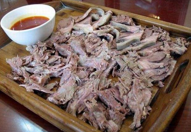 见识下沛县的"卤狗肉",肉质细腻味道好,配酒吃最过瘾