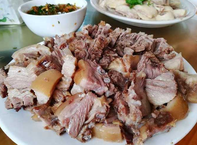 见识下沛县的"卤狗肉",肉质细腻味道好,配酒吃最过瘾