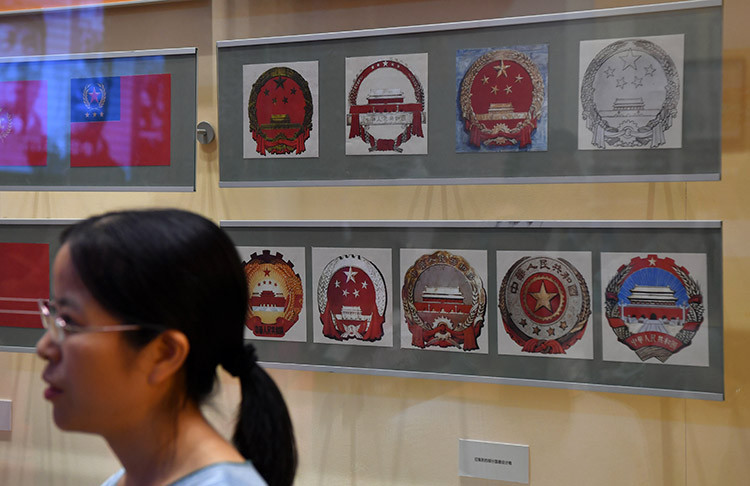1949年征集到的部分国徽设计稿展品.