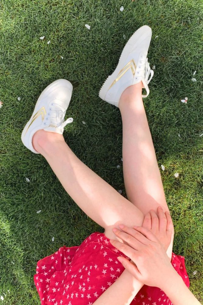 草地上,点滴樱花落在其中 当时觉得她的小白腿衬着绿草地非常有意思