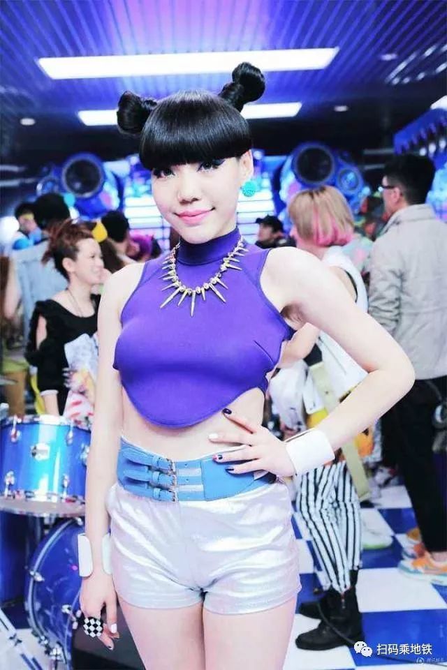 地铁照片吓哭小孩各种霸屏的吴莫愁为什么被人彻底遗忘了