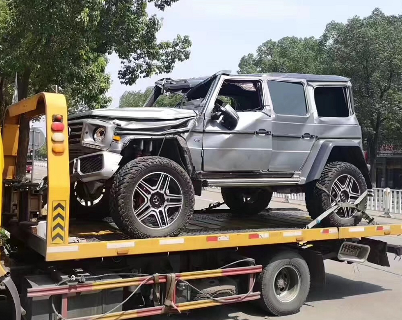 奔驰大g4x4去沙漠越野,翻车导致车损高达1百万,但车身