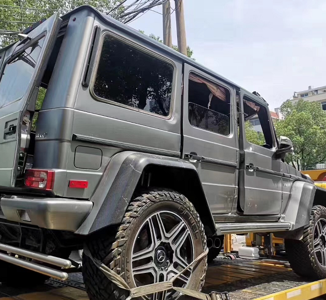 奔驰大g4x4去沙漠越野,翻车导致车损高达1百万,但车身真硬