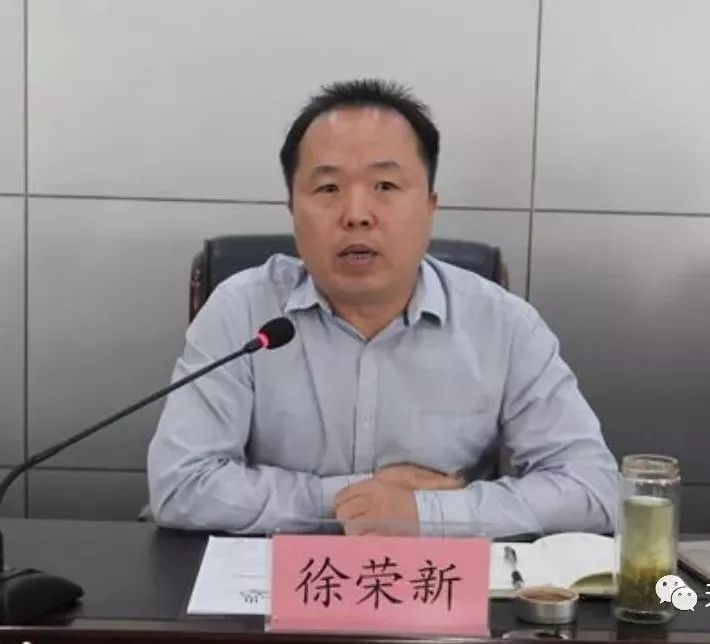 作者简介 徐荣新,男,河南社旗大冯营人,就职于郑州市某局机关,喜爱