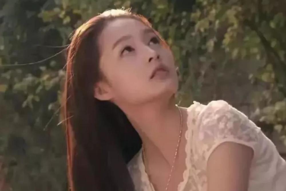 而后,李沁搭档林申饰演了《花开半夏》的"夏如画"