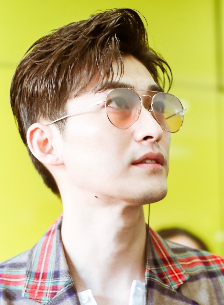 张翰素颜look太能打,内双眼睛这么大,网友:是搭配魔鬼