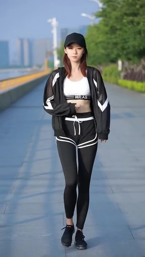 街拍:清晨起来跑步的黑色运动装美女,看起来活力十足