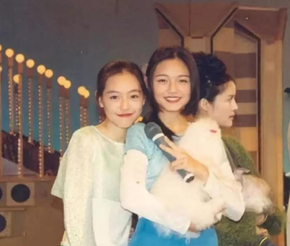 小s女儿13岁就长了一张厌世脸,遗传妈妈大长腿,还撞脸