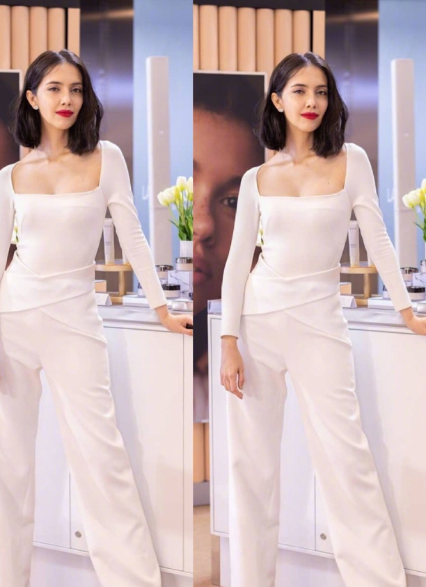 sara泰国女星白色穿搭亮相,短发造型知性优雅,论混血