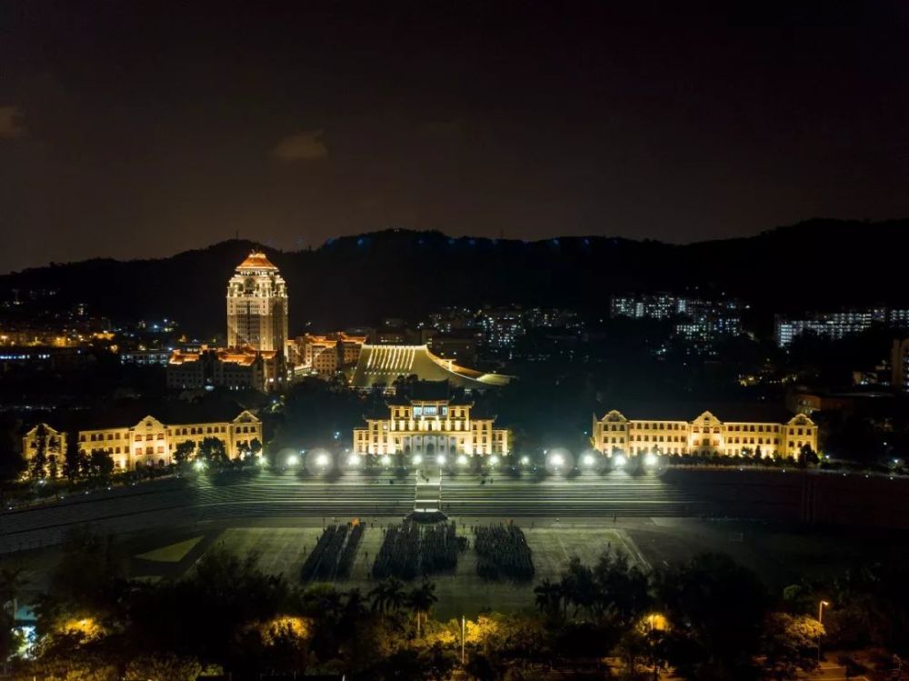 厦大万名新生深情告白 9月24日凌晨,厦门大学2019级新生在环岛路进行