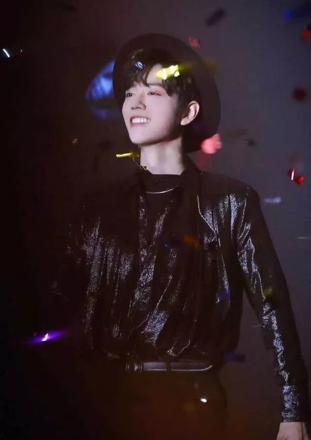 肖战就频繁上热搜,从长相帅气到共情般的演技,在到他甜美的笑容,每