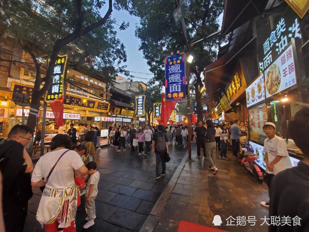 回民街是中国十大美食街之一,于南宁中山路,南京夫子庙,成都锦里等