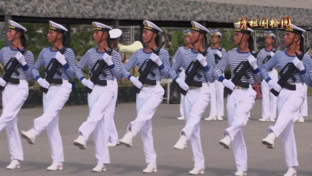 新闻特写:阅兵训练场掀起浪花白