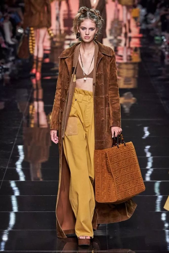 fendi 2020春夏系列时装秀,服装颜色偏暖色系