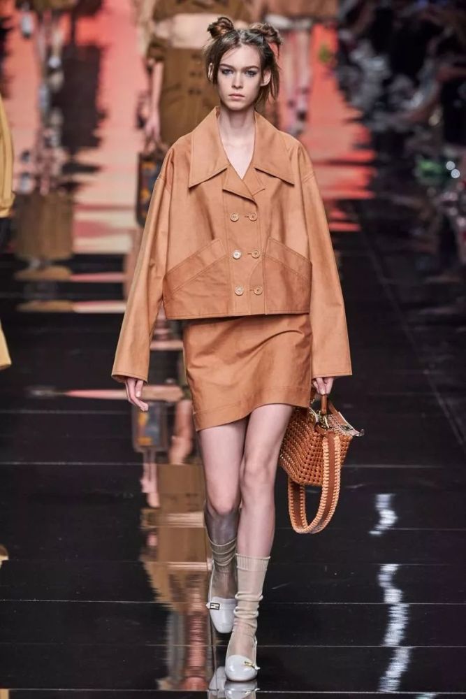 fendi 2020春夏系列时装秀,服装颜色偏暖色系