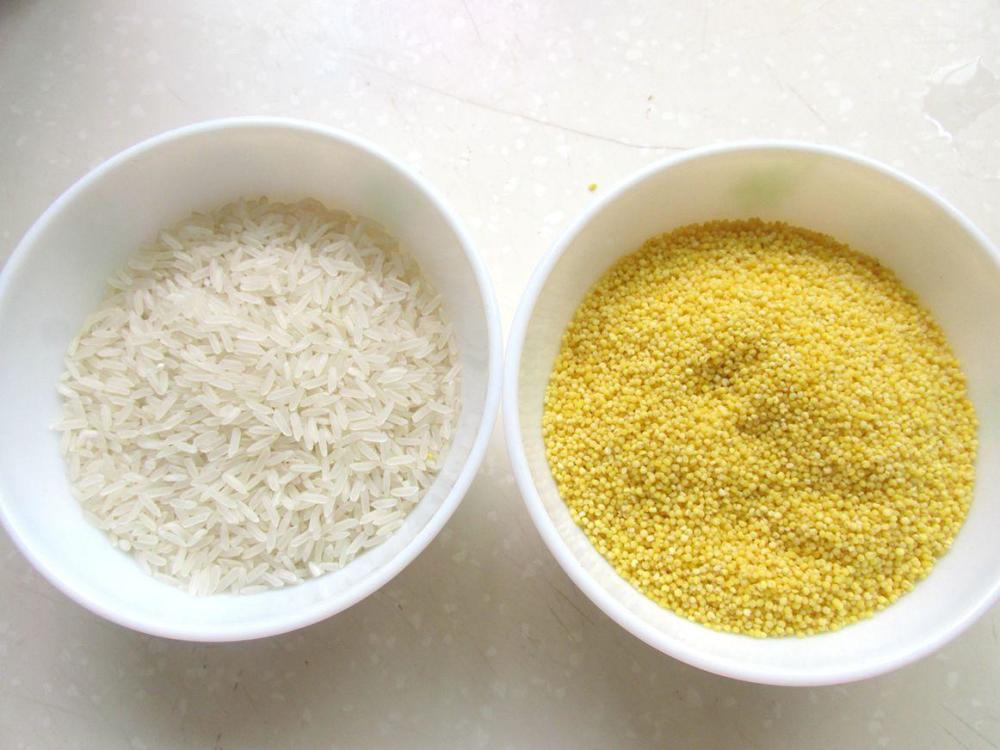 第一步:大米和小米,以1:1的比例来准备,大米我用的是细粒丝苗米和新