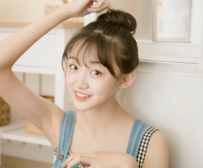 还记得小李慧珍曲芷含吗?才14岁就知如何穿搭显腿长,近照超美