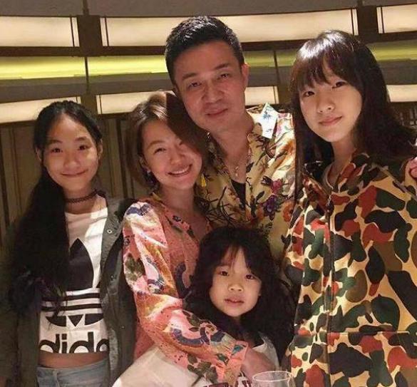 有一种"丑"叫小s女儿,如今长大依然单眼皮,厌世脸被赞