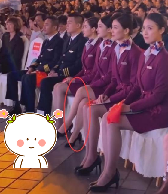 《中国机长》李沁和剧组人不和?所有人都统一动作,唯独不告诉她