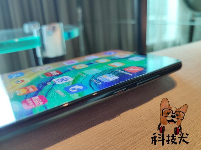 89英寸柔性屏,左右两侧的弯折角度接近90度,屏幕采用e3 super amoled