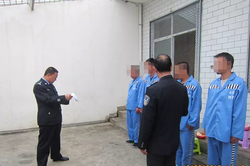 9月27日8时许,张峰同志以"管教民警"的身份,到西和县看守所进入监区