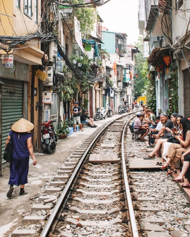 这条街上不能开车,只能开火车—越南河内火车街