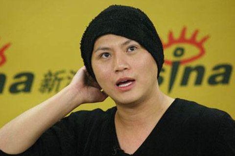 对于吉米,她是一个颇具争议性的人物,在彩妆领域取得如此巨大成功的她