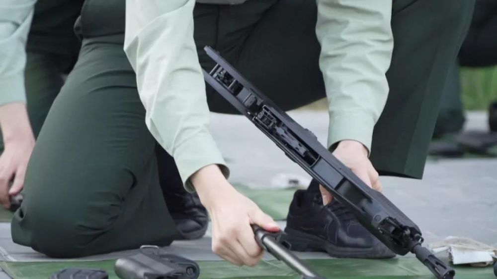 女兵方队:英姿飒爽 尽显最美芳华