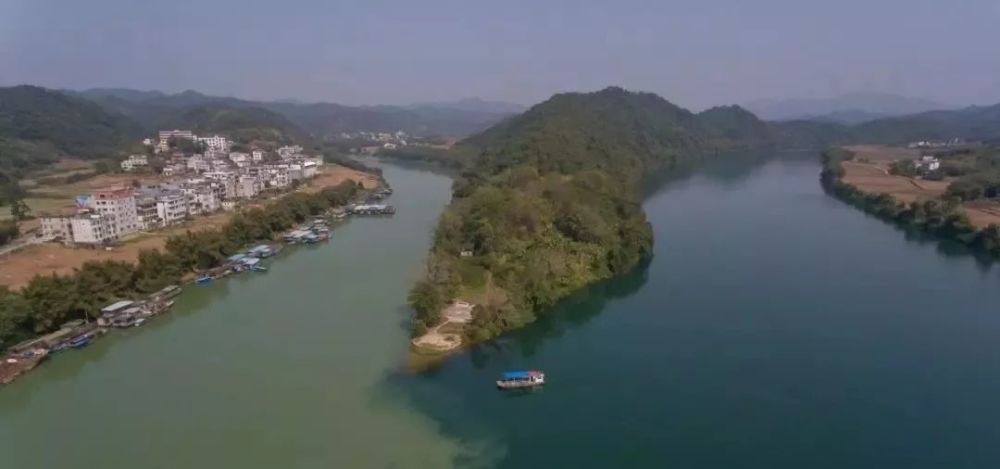 贺江第一湾位于广东省封开县贺江景区,河道蜿蜒,江水回环360度,用"