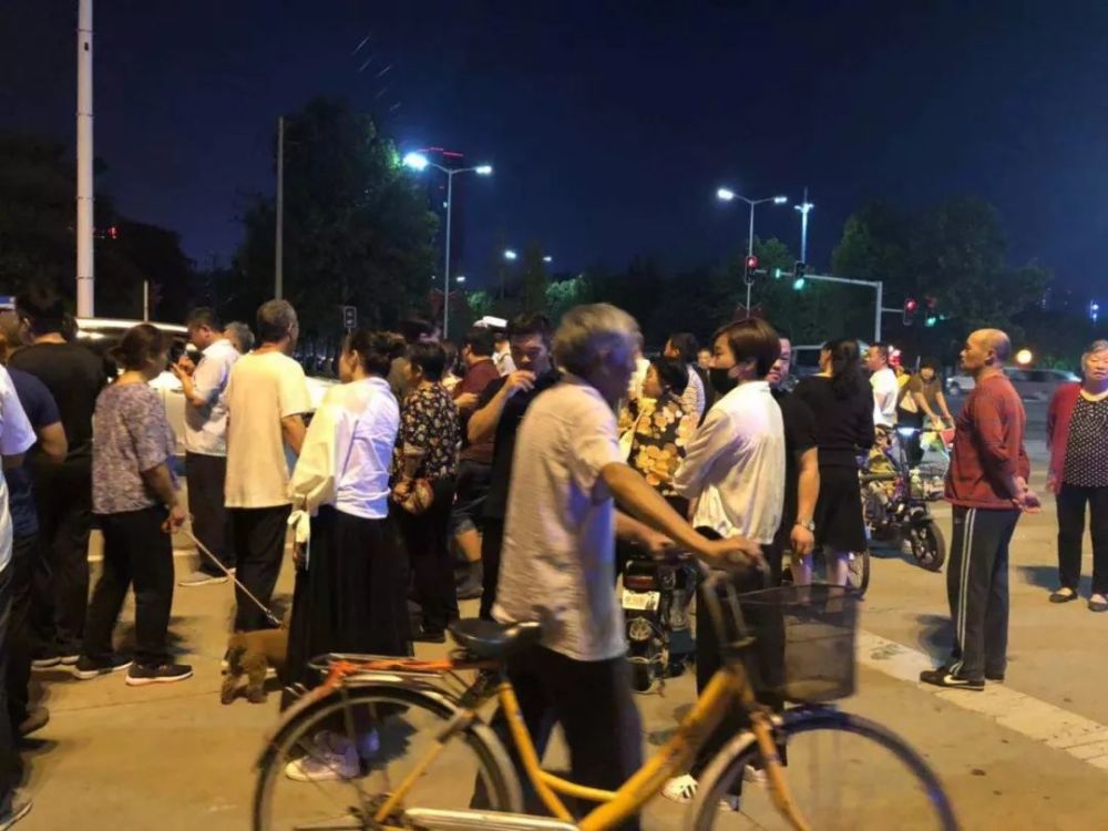 电车大哥看到这么多人也停下车跟着凑热闹,踮着脚往里瞅